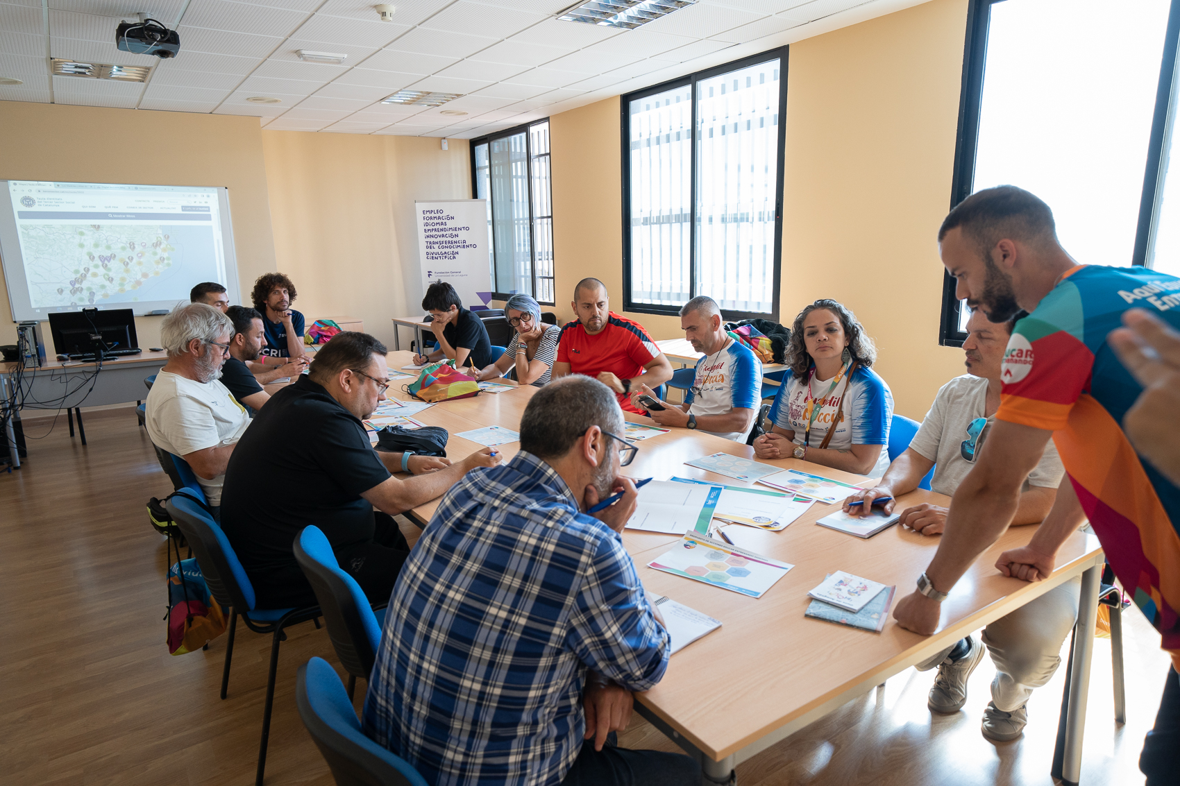 Organizadores de un evento deportivo debaten en una mesa.